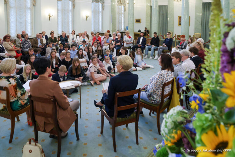 Sądeccy uczniowie i seniorzy czytali z pierwszą damą w Pałacu Prezydenckim